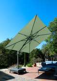 Parasol déporté inclinable 3m de diamètre et 3 de hauteur.