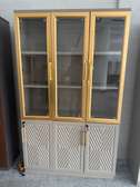 Vitrine beige bois clair 3 portes vitrées verrouillables