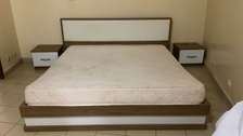 Lit double moderne bois clair avec matelas et tables