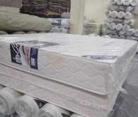 Matelas orthopédique blanc