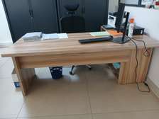 BUREAU DE TRAVAIL AVEC RETOUR EN ETAGERE (SUR-MESURE)