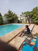 Piscine extérieure grande taille avec jardin ombragé