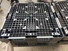 Palette plastique noire robuste standard industrielle