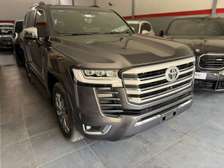 Toyota Land Cruiser VXR 2025