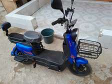 K-Lite scooter électrique bleu avec panier avant