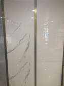 Carrelage mural effet marbre blanc gris brillant