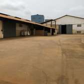 Entrepôt industriel grand volume hauteur plafond élevée