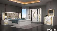 Chambre à coucher complète moderne avec rangements