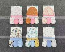 Lot de bonnets et moufles