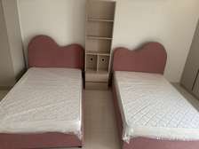 Paire de lits simples rose poudré avec matelas + meuble