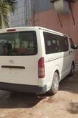 Toyota Hiace van blanc 9 places spacieux