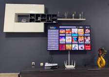 Meuble mural TV blanc noir design moderne et pratique