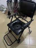 Chaise roulante avec pot