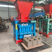 Machine à briques béton robuste bleue et rouge