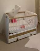 À vendre – Berceau bébé en bois avec tiroirs de rangement