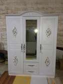 Armoire marron et blanc