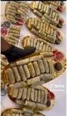 Plateau rouleaux de printemps frais avec sauces variées