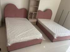 Paire de lits simples rose poudré avec matelas + meuble