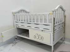 Berceau Bébé blanc avec rangement, moustiquaire et matelas