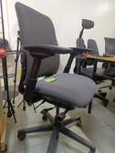 Chaise bureau ergonomique réglable gris avec accoudoirs