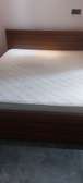 Lit double bois foncé avec matelas confort