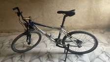 Decathlon VTT cadre standard bleu gris freins disque