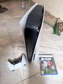 PS5 standard avec manette et FC 26