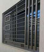 Grille fenêtre métal gris design géométrique 2024