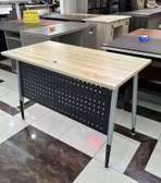 Bureau moderne bois clair et métal