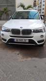 BMW X3 SUV blanc élégant
