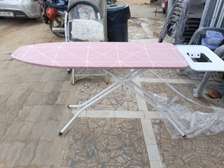 Planche à repasser pliable rose stable avec support fer