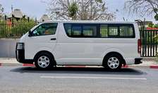 Toyota Hiace utilitaire blanc 14 places robuste
