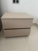 Lit gris clair NEUF , matelas 160x200 et 2 tables de chevet