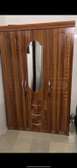 Armoire marron et blanc