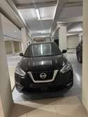 Nissan voiture compacte noire maniable et économique