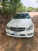 Mercedes C200 blanc berline jantes alliage vitres teintées