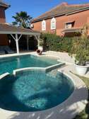 Villa bord de mer spacieuse avec piscine
