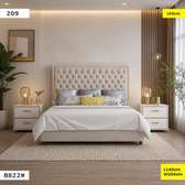 LIT DESIGN CAPITONNÉ AVEC 2 TABLES DE CHEVET