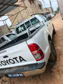 Toyota Hilux pick-up double cabine blanc robuste 2014