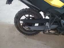 Moto BMW GS 650 jaune noir avec top case polyvalente