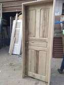 Porte bois rouge fraqué et fenêtre