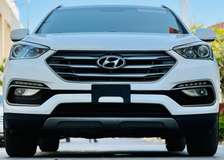 Hyundai Santa Fe SUV 5 portes blanc spacieux