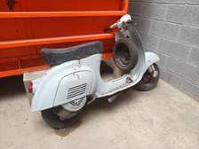 2 VESPA VINTAGE BLANC ET BLEU A RESTAURER