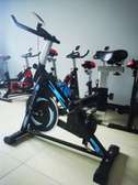 Vélo de spinning robuste réglable avec porte-bouteille