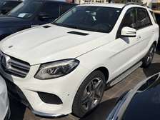 Mercedes GLE 400 2016 SUV blanc spacieux performant