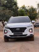 Hyundai Santa Fe SUV blanc spacieux et performant