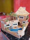 Mini maison en carton avec piscine