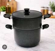 Couscoussier antiadhésif pour les cuissons à vapeur.