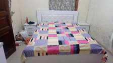 Lit queen size avec commodes, coiffeuse et miroir
