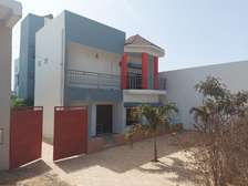 Villa R+1 à louer avec les meubles coté Ecole Mariama Niasse